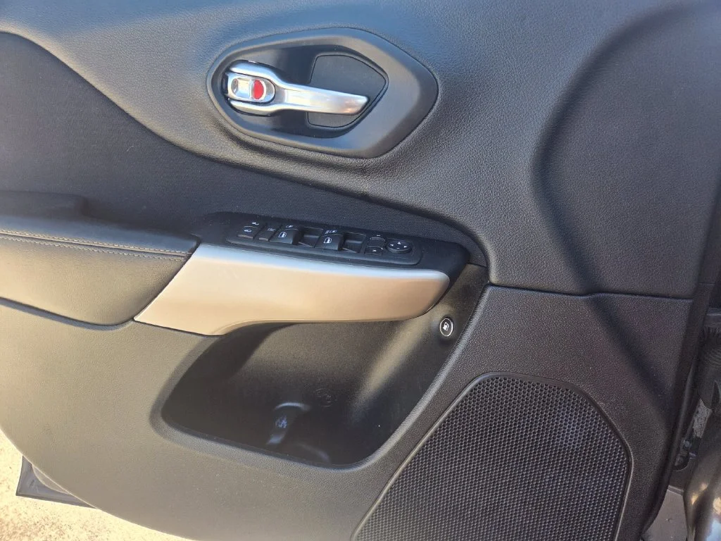 Used 2018 Gray Jeep Latitude image 21