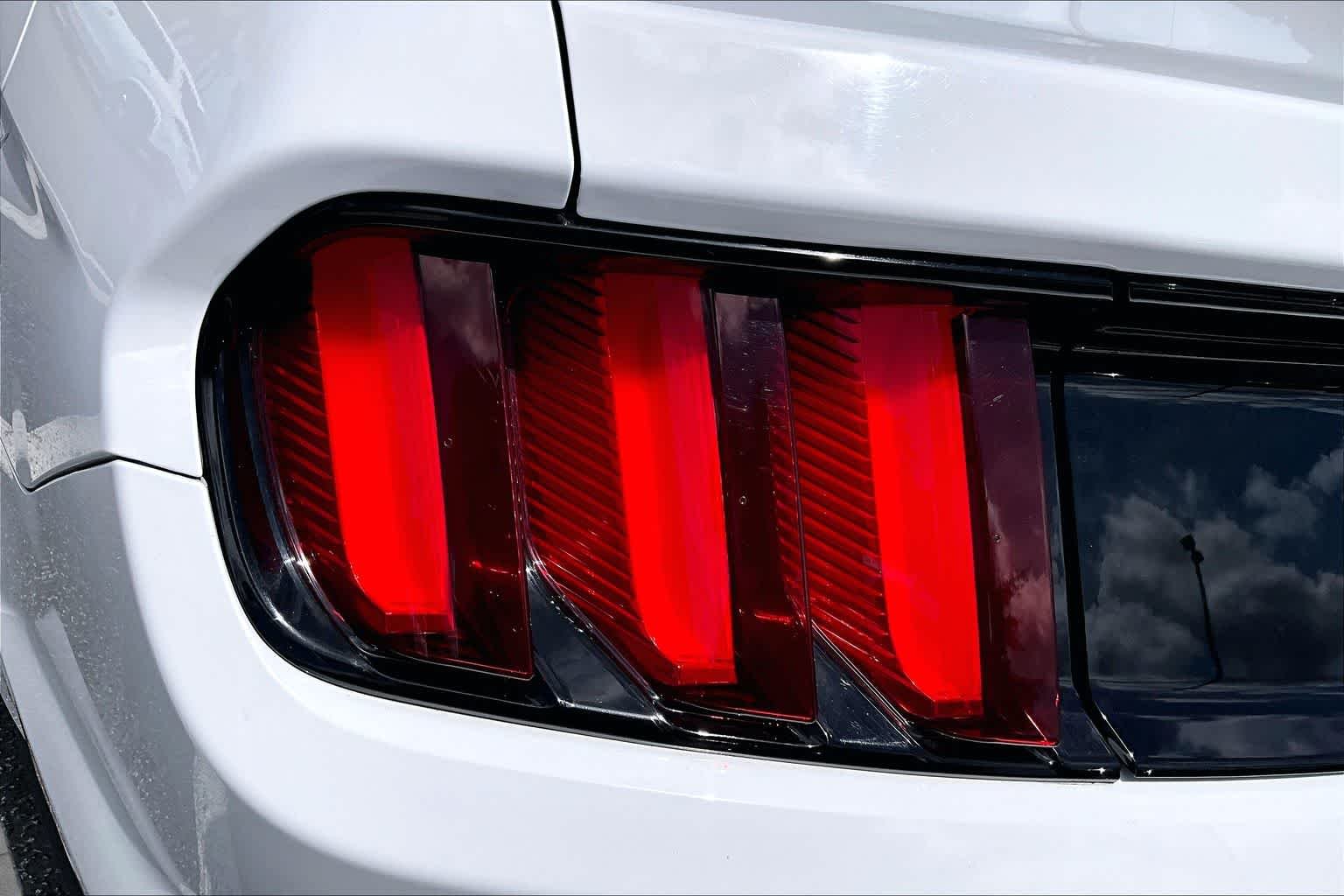 Used 2015 Oxford White Ford GT Premium image 26