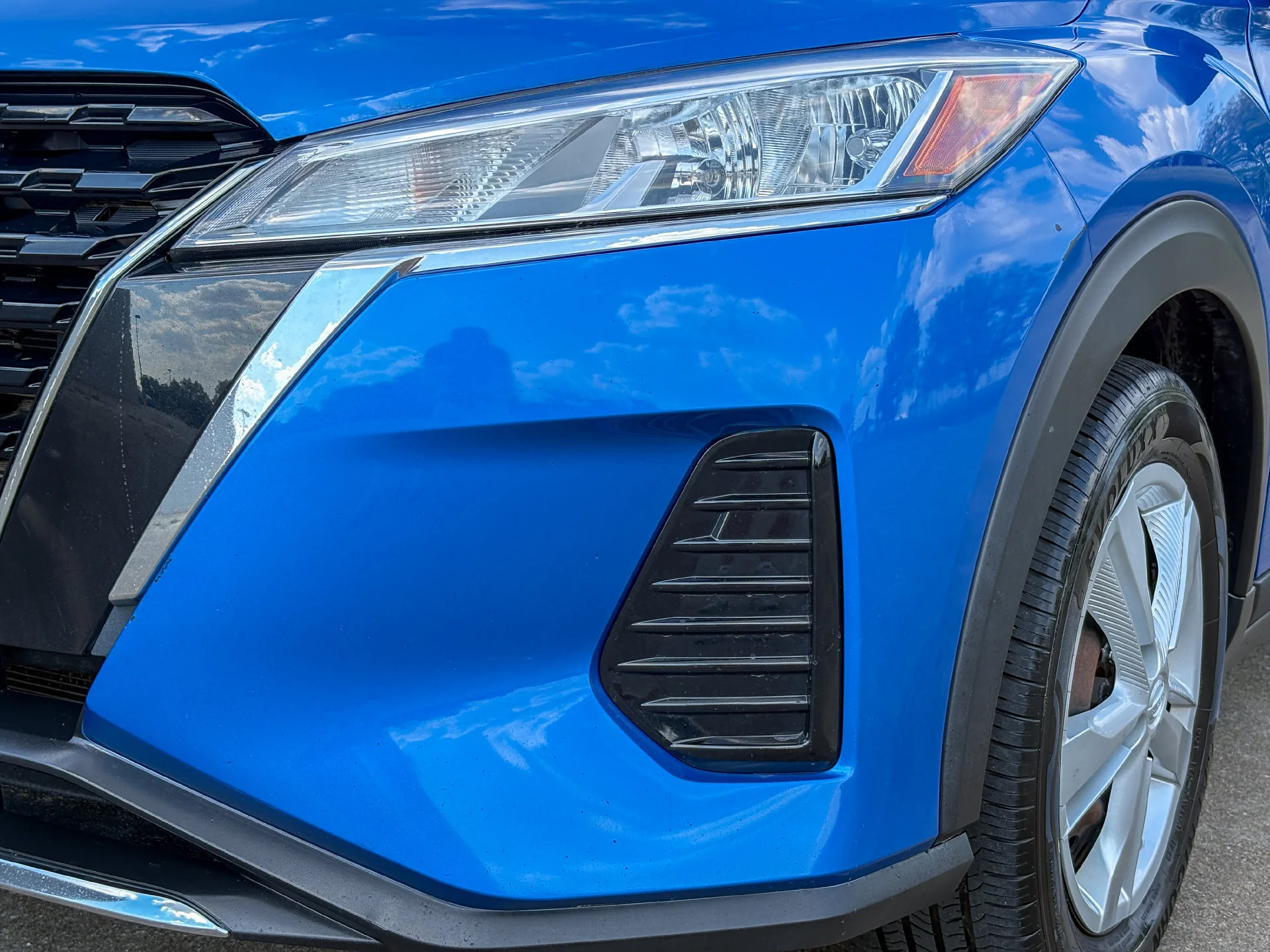 Used 2021 Blue Nissan S image 6
