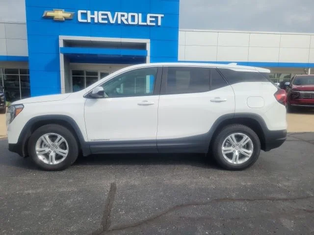 Used 2024 Summit White GMC SLE image 3