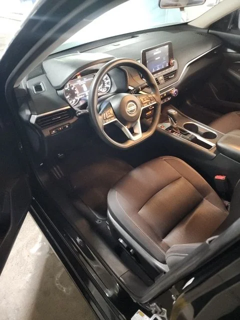 Used 2022 Black Nissan 2.5 SV image 7