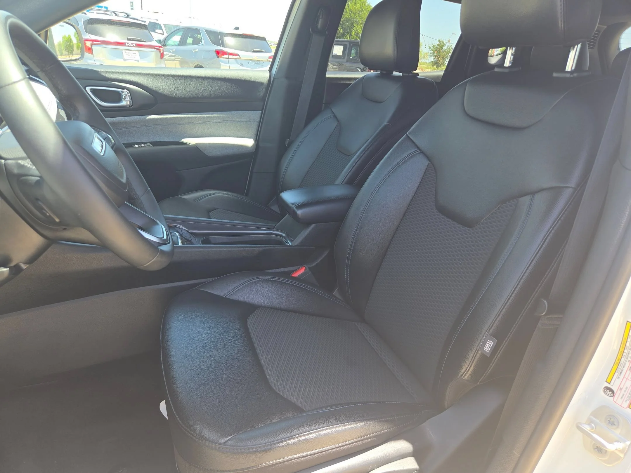Used 2024 White Jeep Latitude image 10