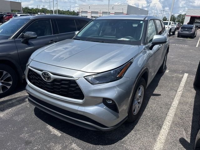 2023 Toyota Highlander LE FWD's photo
