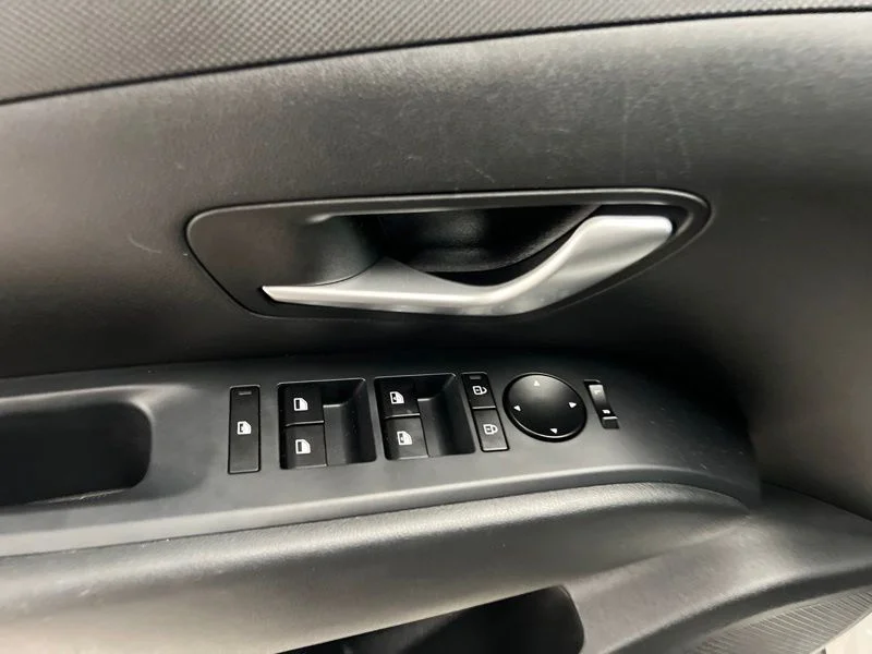 Used 2025 White Hyundai SEL image 18