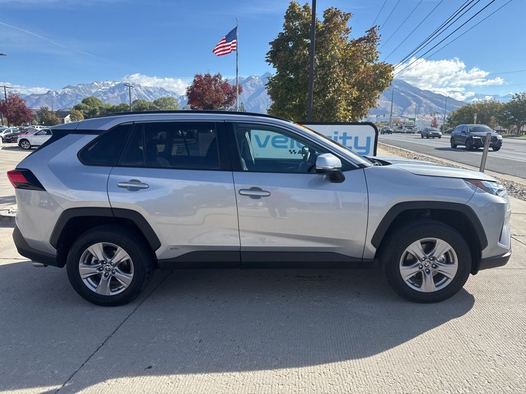 2025 Toyota RAV4 Hybrid XLE photo 2