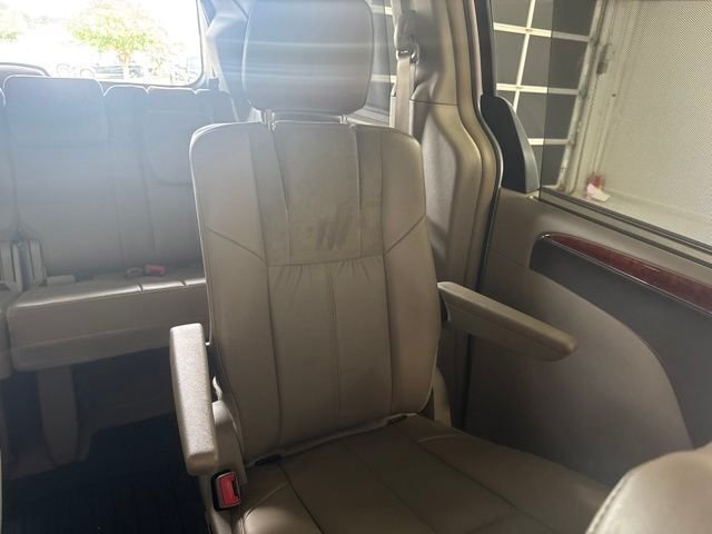 Used 2015 Beige Chrysler Limited image 17