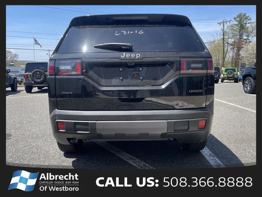 New 2026 Diamond Black Crystal Pearl-Coat Exterior Paint Jeep Laredo image 4