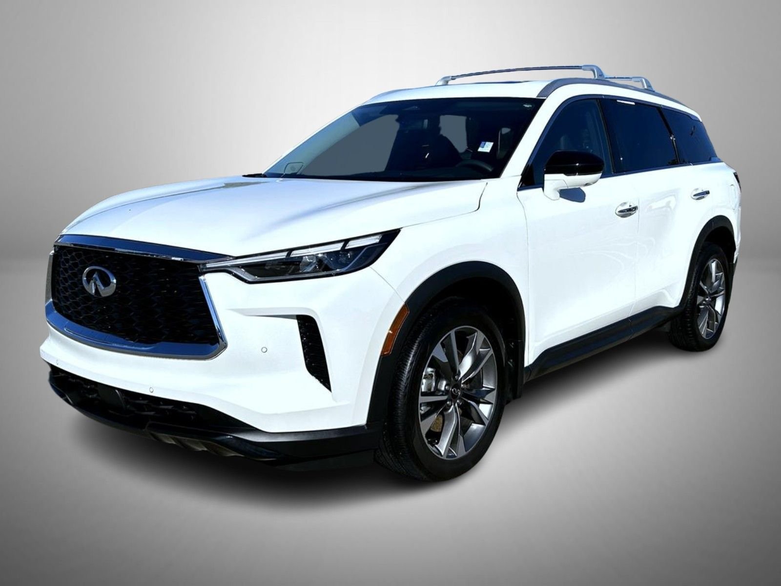 Used 2025 White INFINITI LUXE image 1