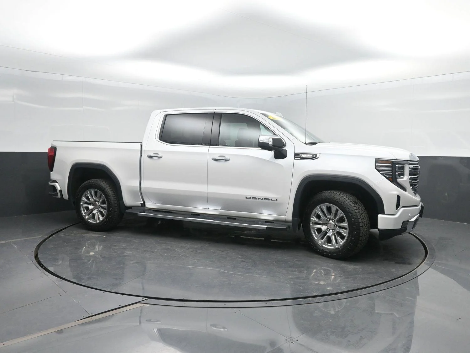 Used 2024 White Frost Tricoat GMC Denali image 3