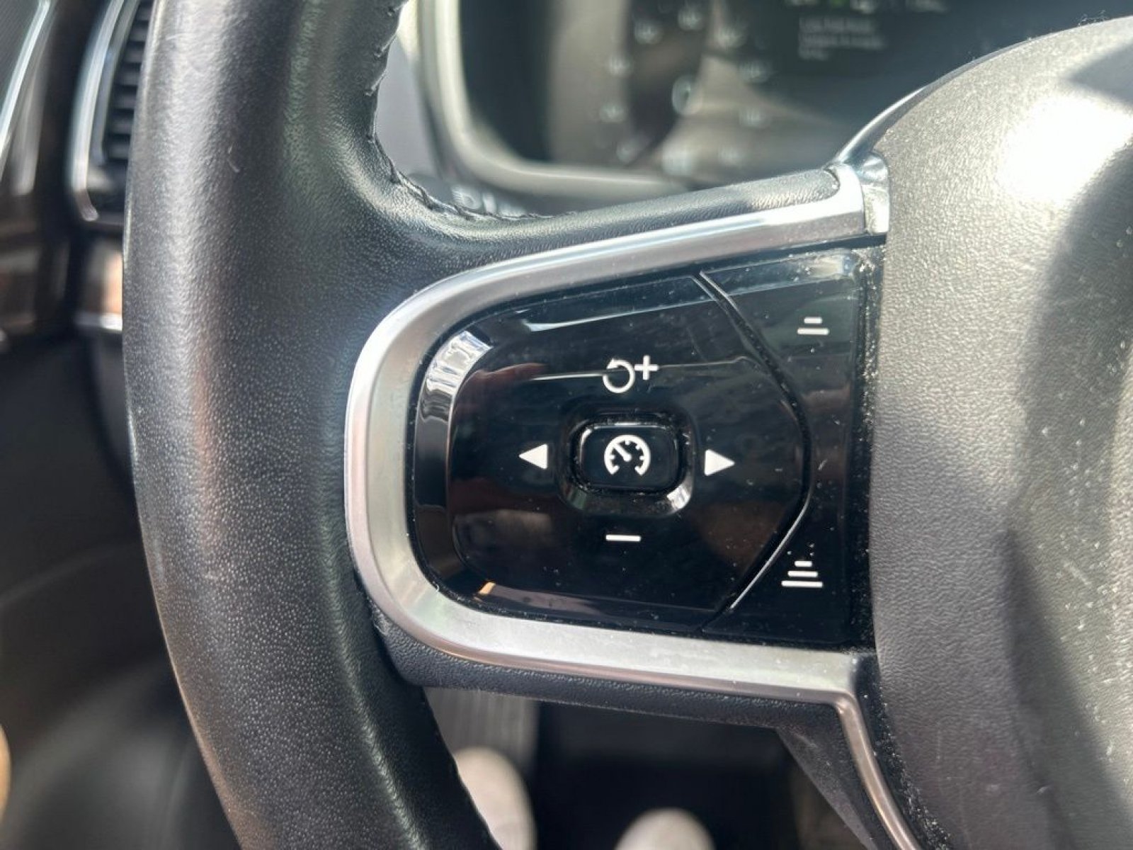 Used 2016 Onyx Black Metallic Volvo T6 Momentum image 21