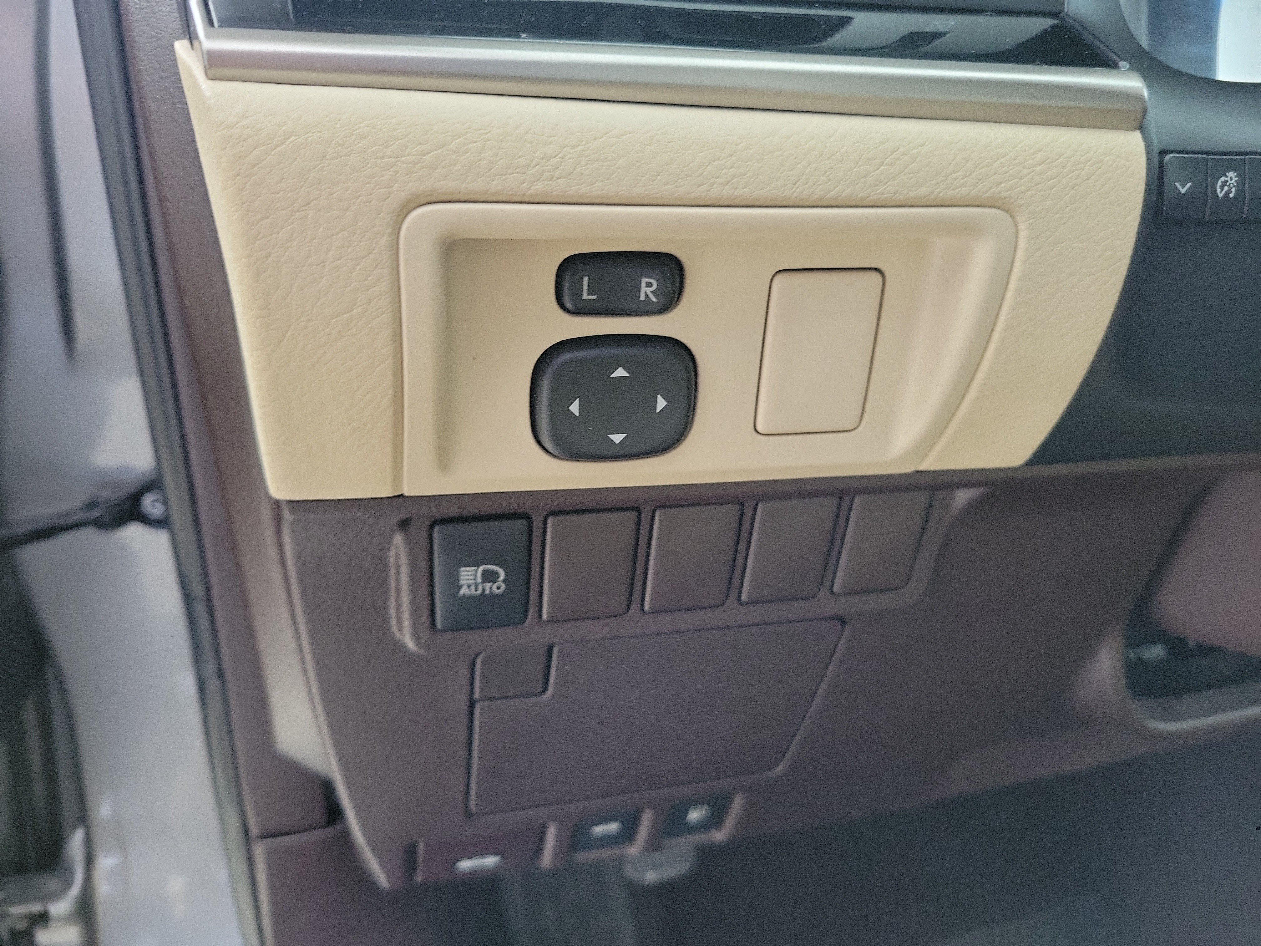 Used 2018 Silver Lexus ES 350 image 25