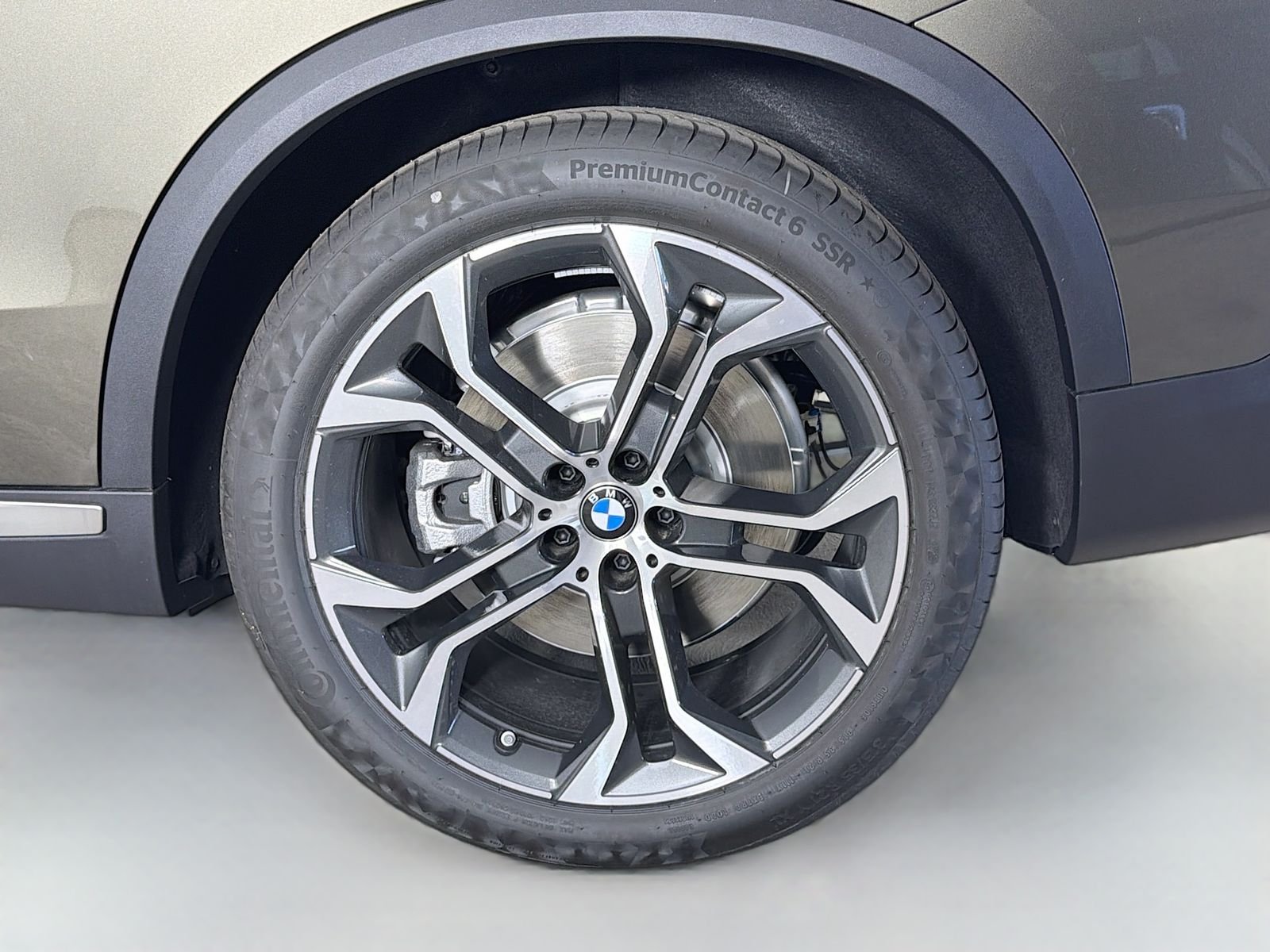 New 2026 Manhattan Green Metallic BMW xDrive50e image 33