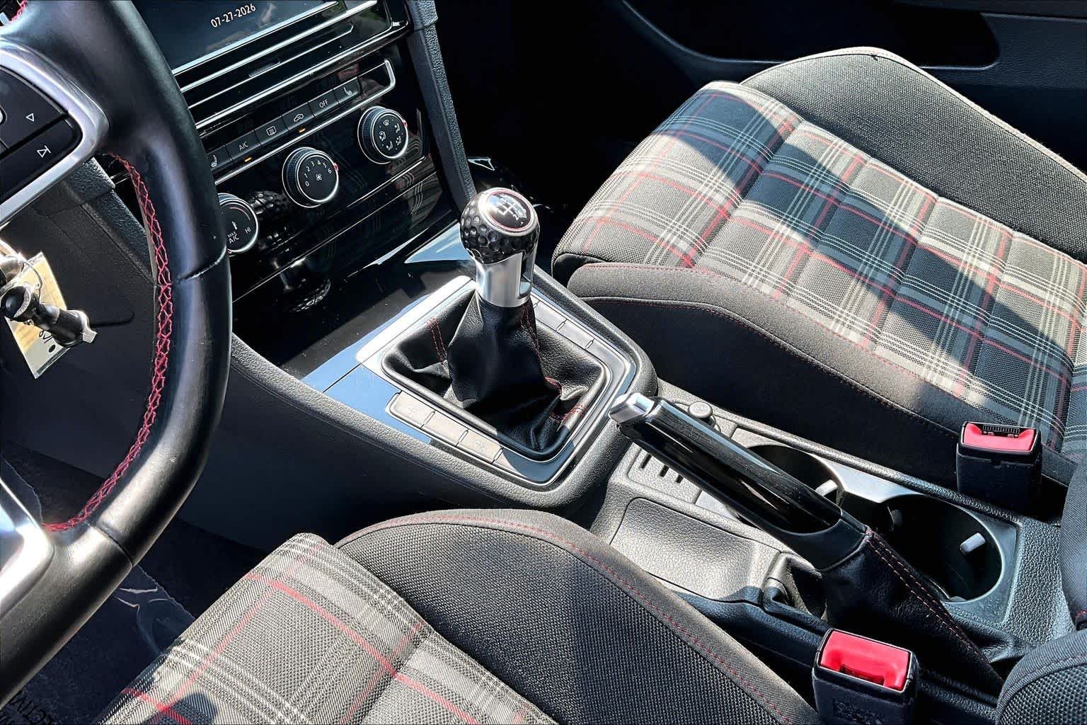 Used 2018 Deep Black Pearl Metallic Volkswagen S image 17