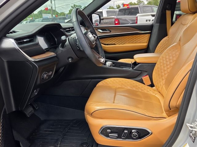 Used 2023 Silver Jeep Summit image 5