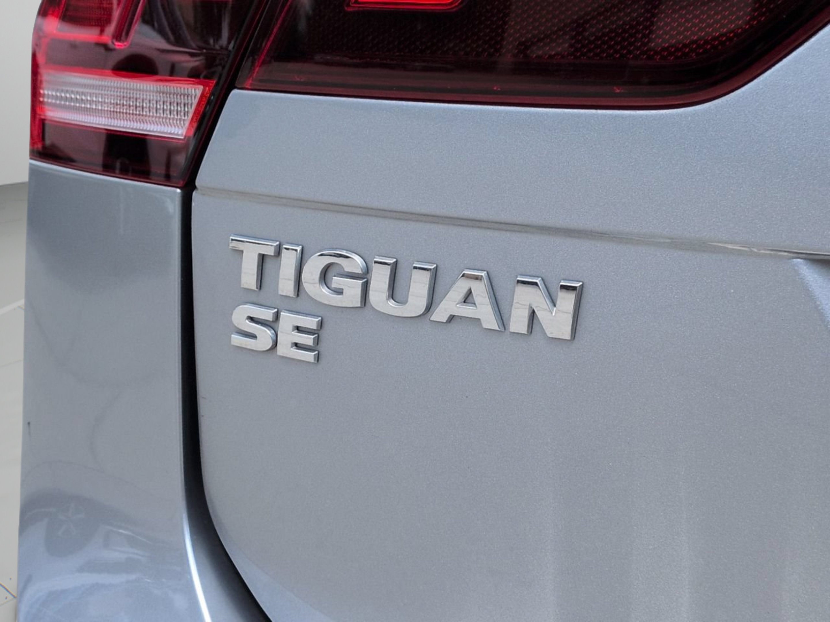 Used 2020 Silver Metallic Volkswagen 2.0T SE image 29