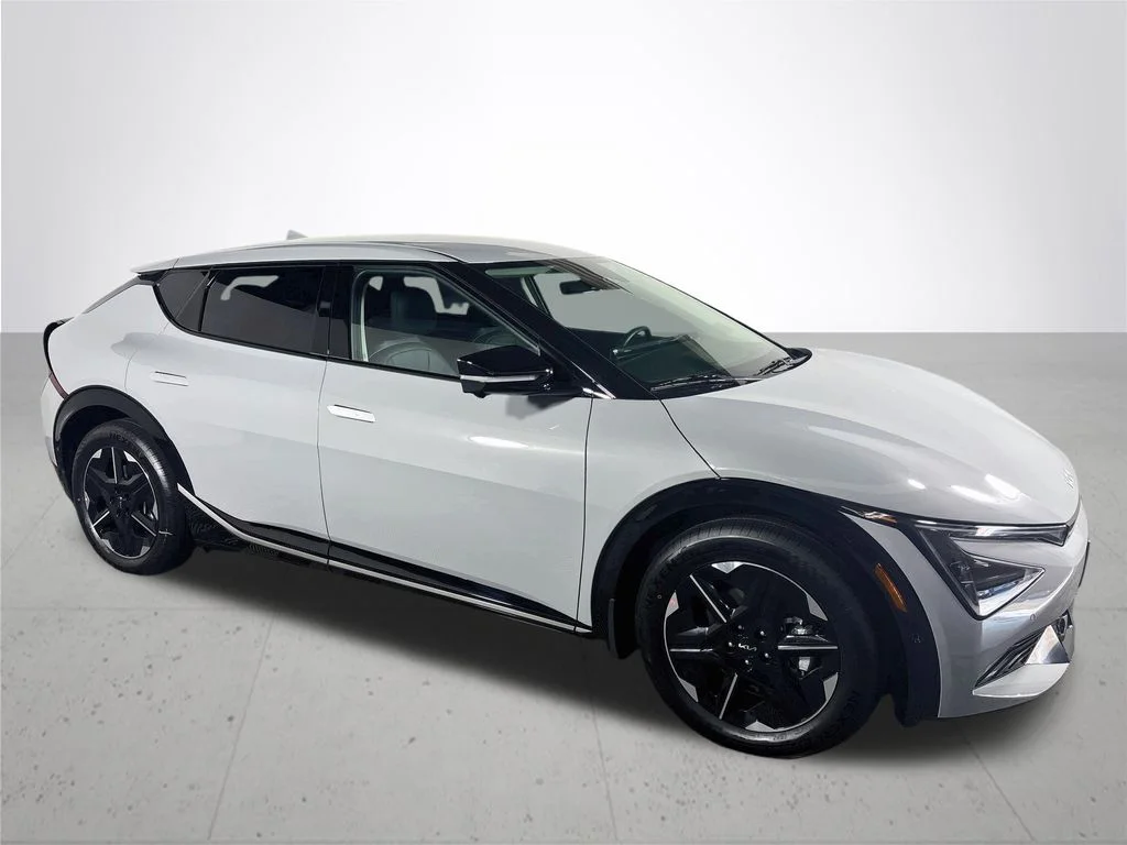 New 2026 Wolf Gray Kia WIND image 4