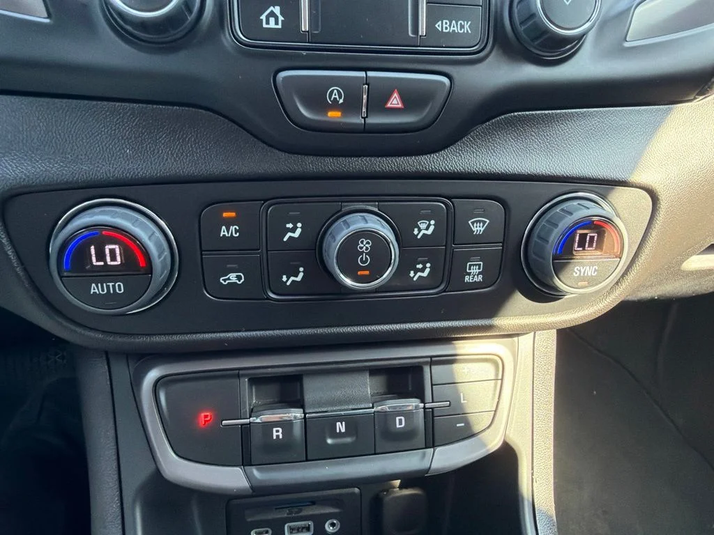 Used 2024 White GMC AT4 image 28