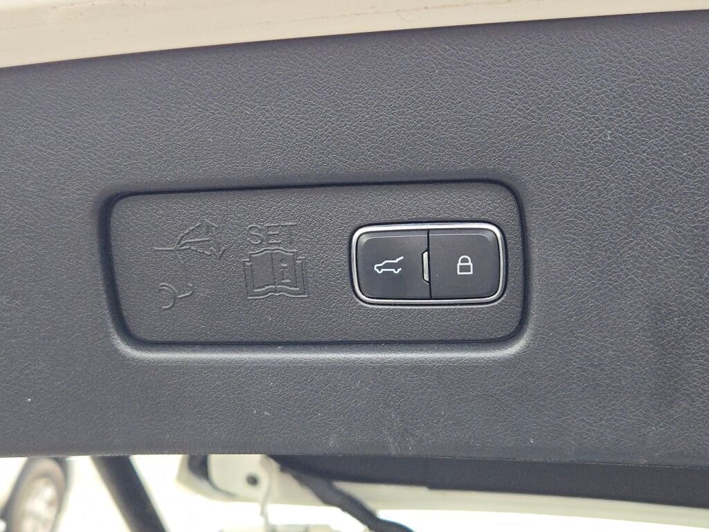 Used 2021 White Lincoln Reserve image 20