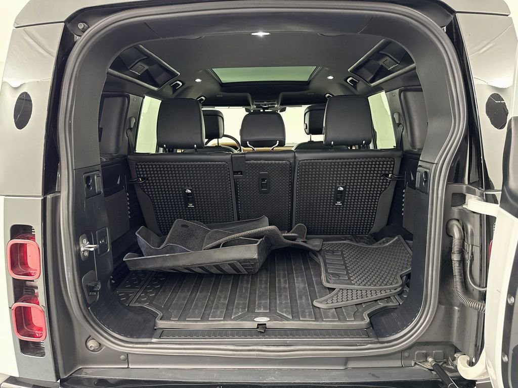 Certified Used 2024 White Land Rover X-Dynamic SE image 27