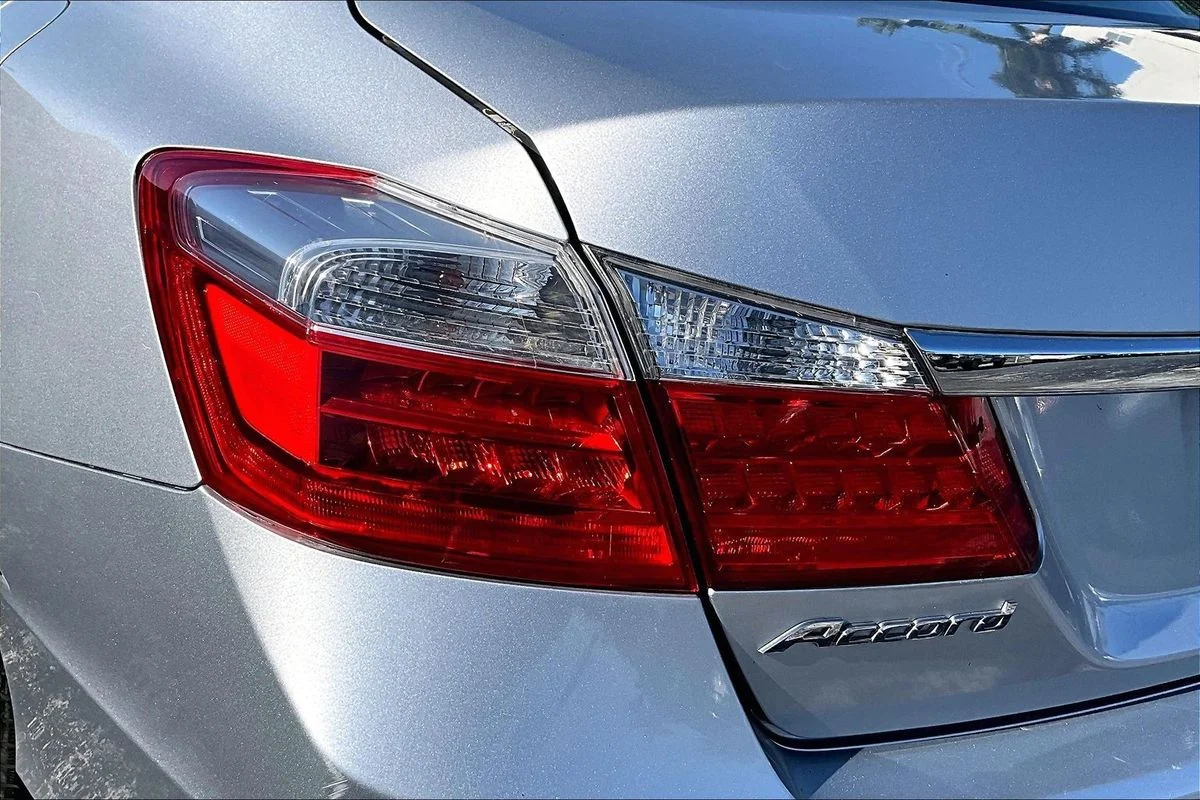 Used 2013 Silver Honda EX-L image 23