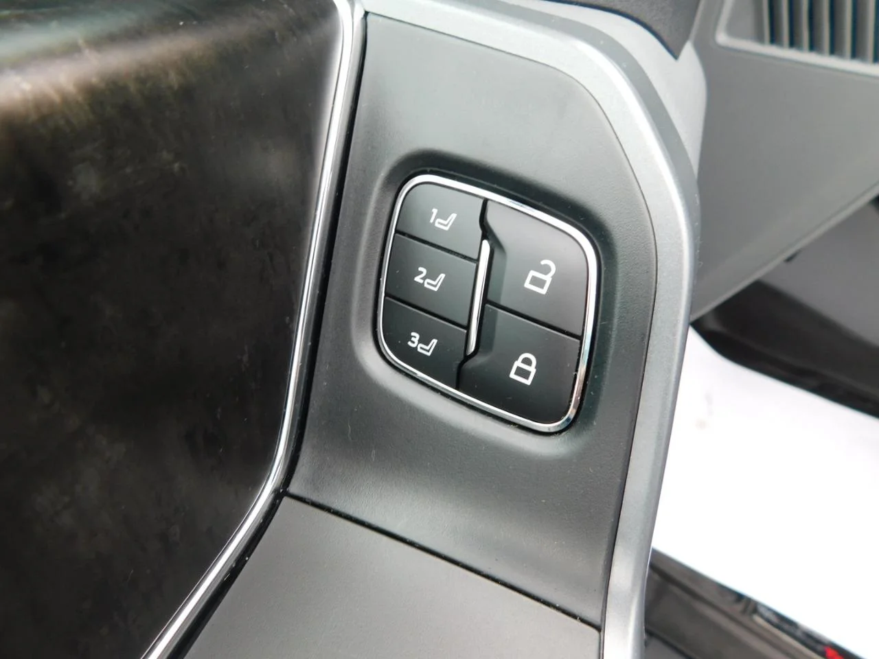 Used 2023 Iconic Silver Metallic Ford LARIAT 4WD SUPERCREW 6.5 ft image 32