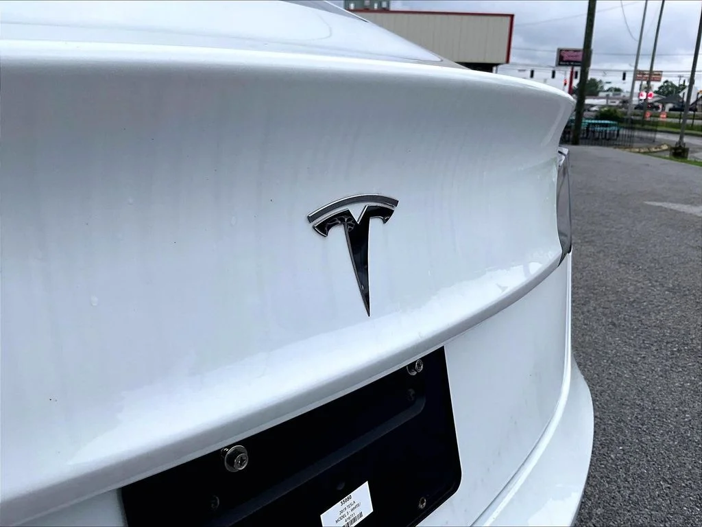 Used 2019 White Tesla Standard Range Plus image 9