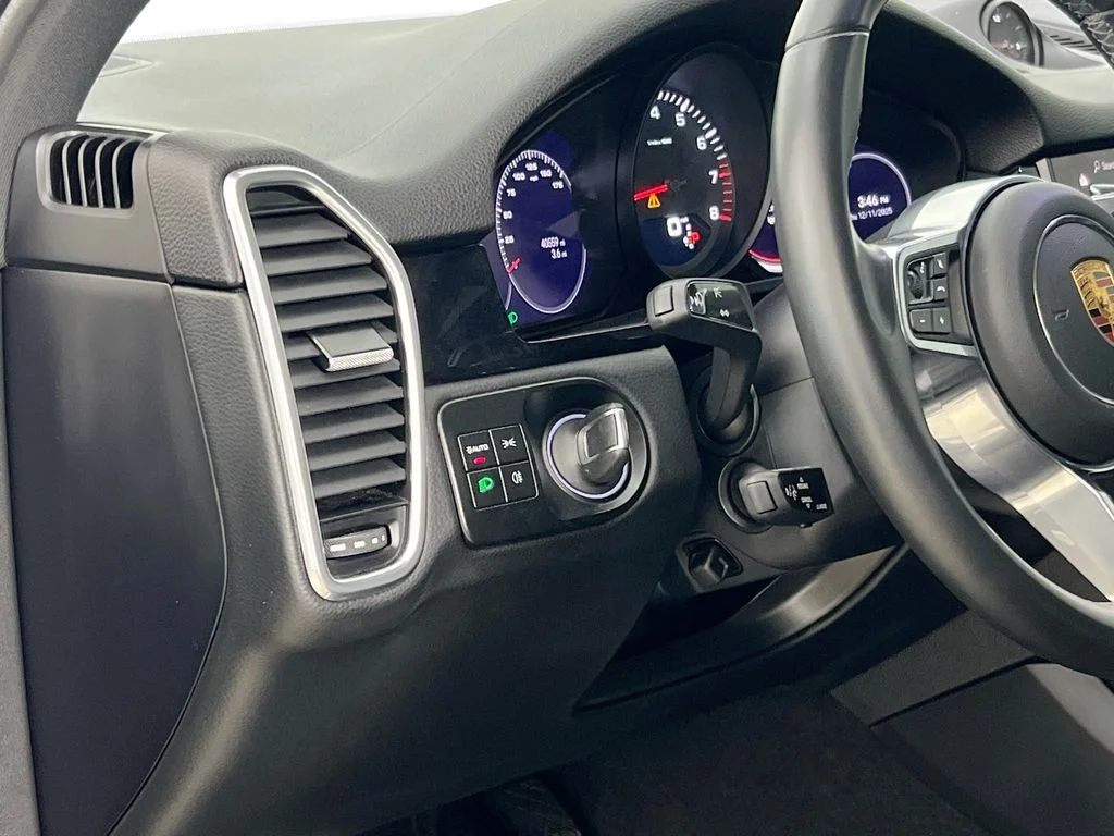 Used 2023  Porsche Base image 10