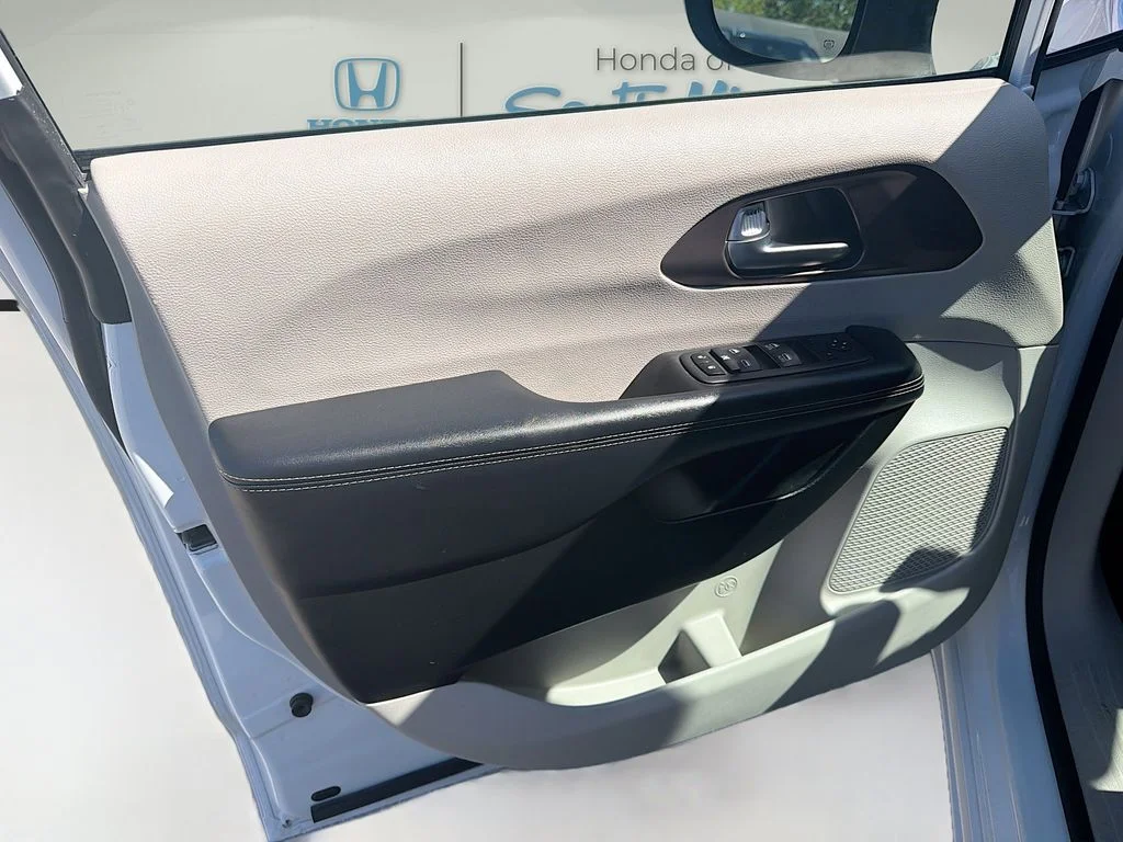 Used 2023 White Chrysler LX image 19