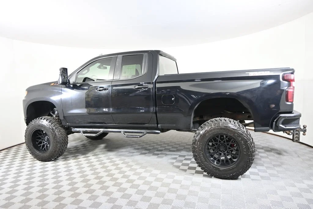 Used 2019 BLACK Chevrolet Custom Trail Boss image 3