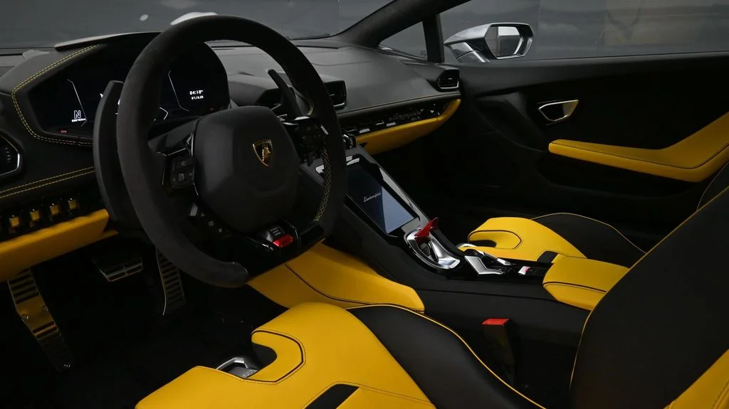 Used 2022  Lamborghini Base image 6