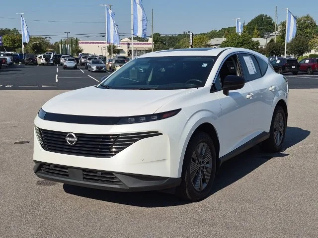 Used 2025 White Nissan SL image 7