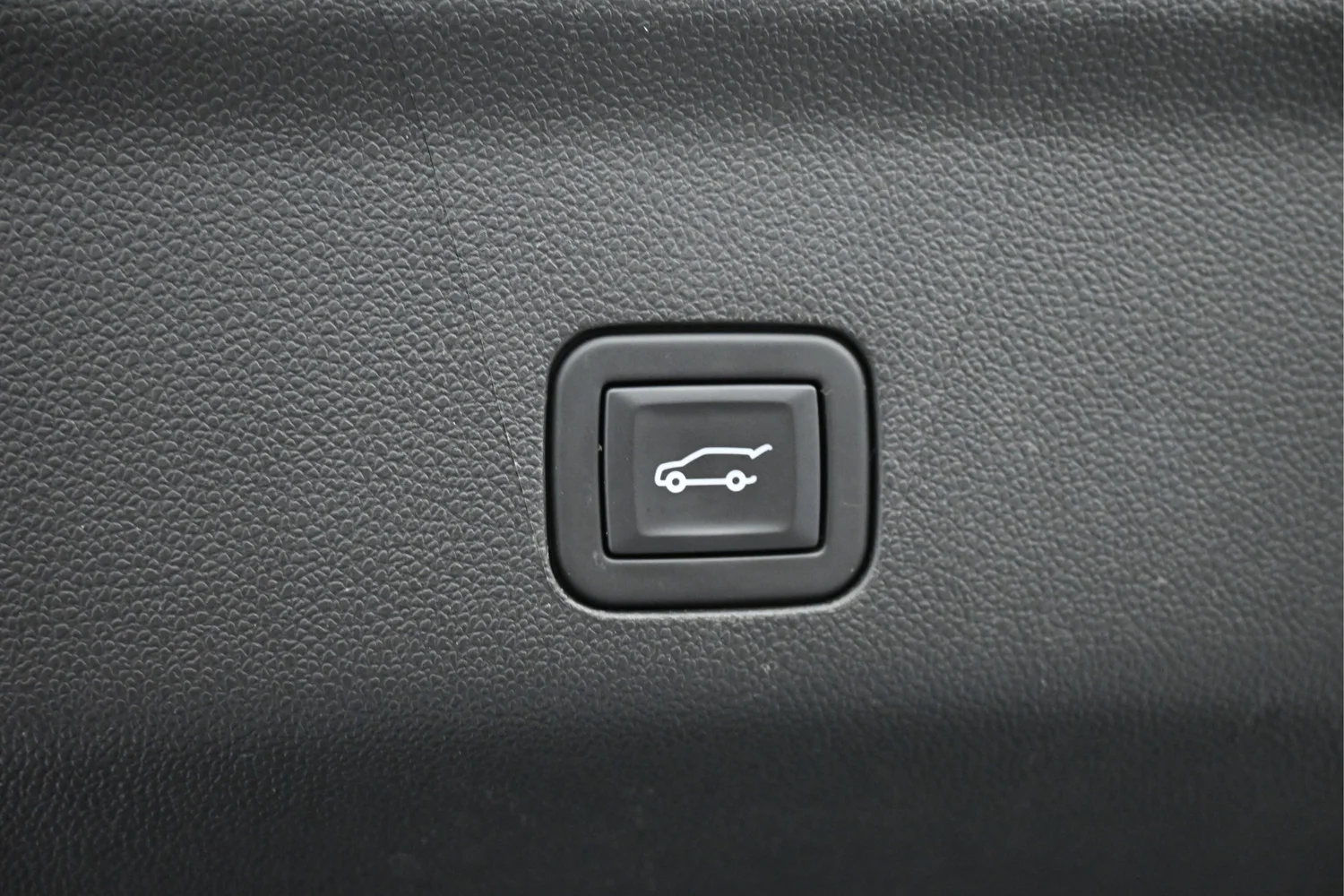 Used 2023 White Chevrolet Z71 image 7