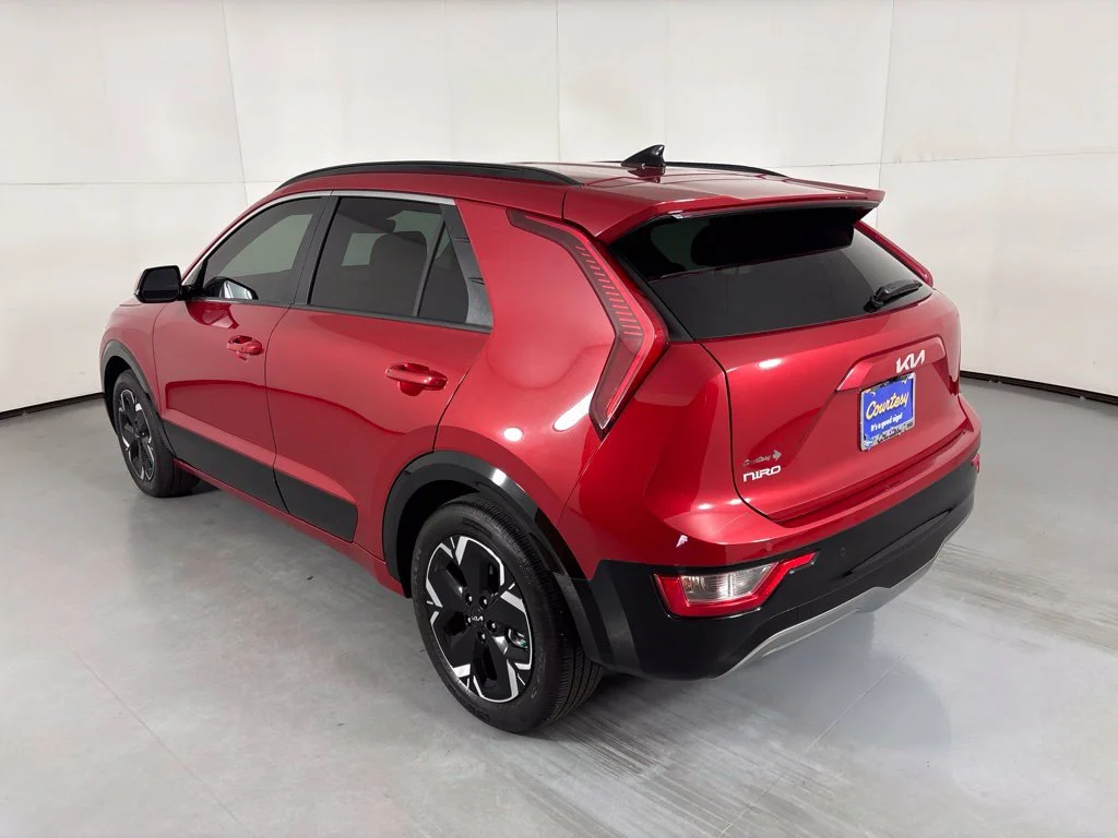 Used 2023 Red Kia Wind image 6