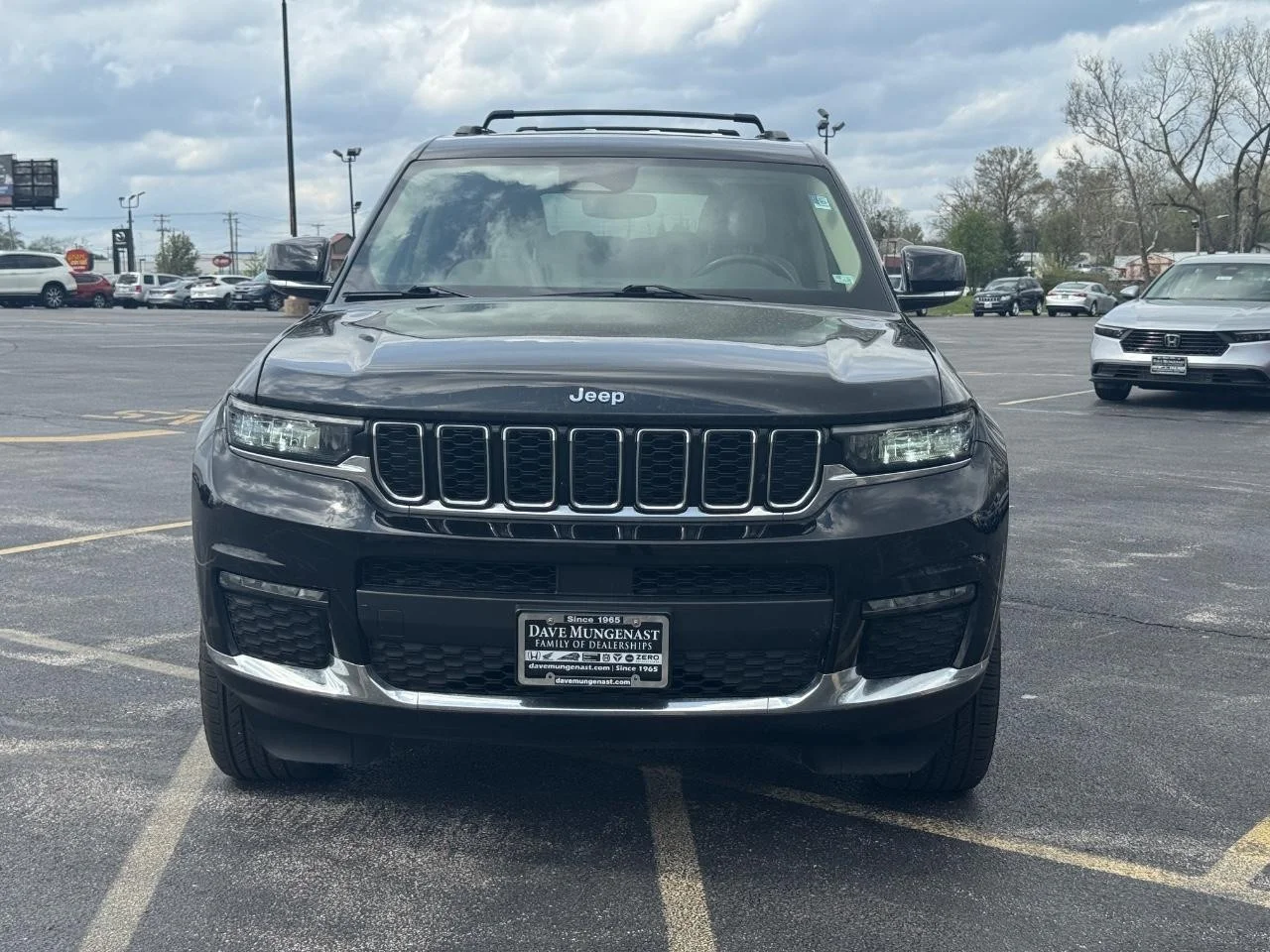 Used 2022 Diamond Black Crystal Pearl Coat Jeep Limited image 11