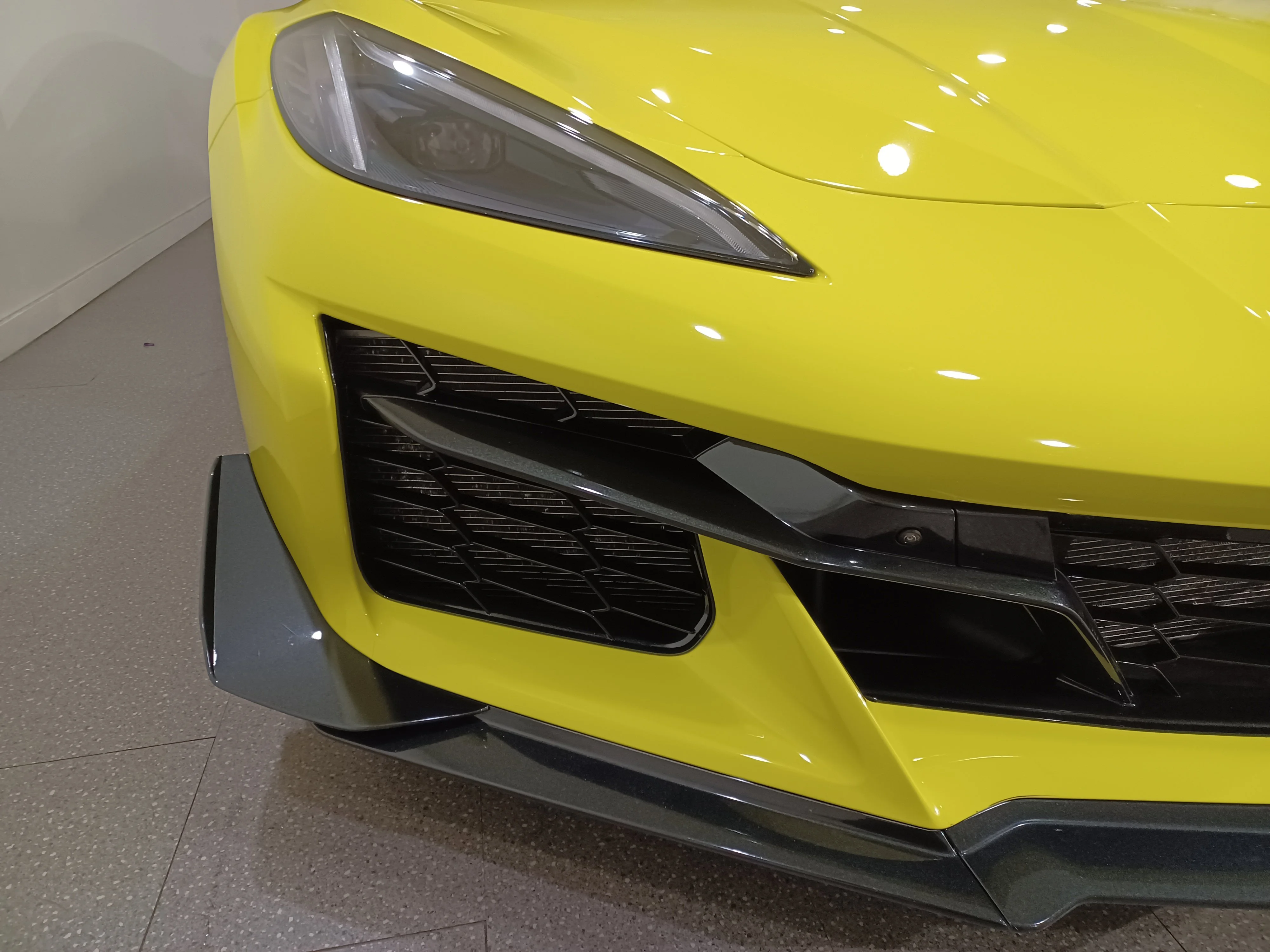 Certified Used 2023 Yellow Chevrolet Z06 3LZ*NO LUX TAX! | 670HP! | Carbon Ceramic Brakes | Z07 Suspension | High Wing Spoiler | Stealth image 4