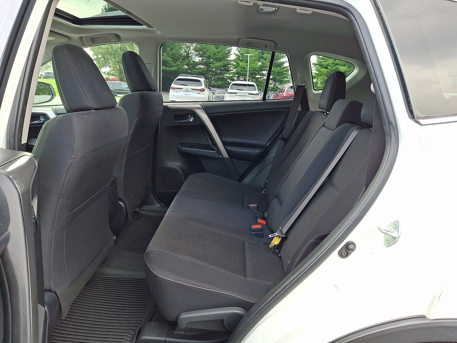 Used 2018 Super White Toyota XLE image 11