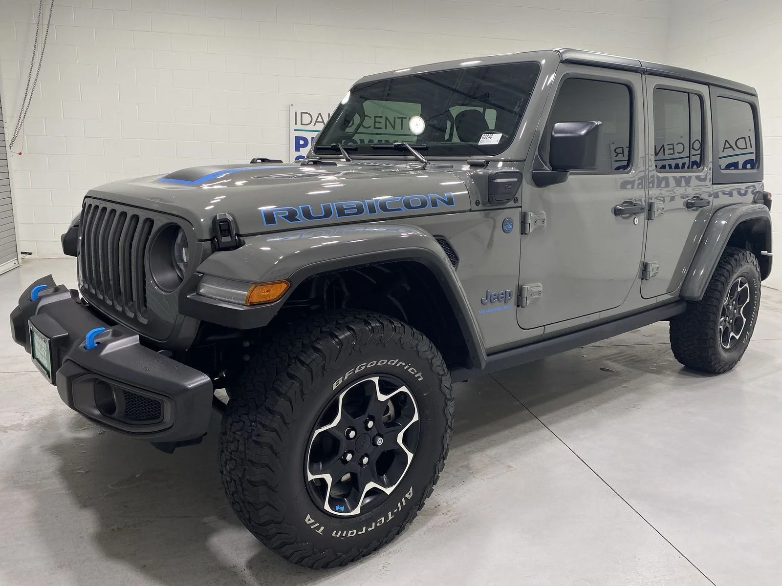 Used 2023 Gray Jeep Rubicon 4xe image 4