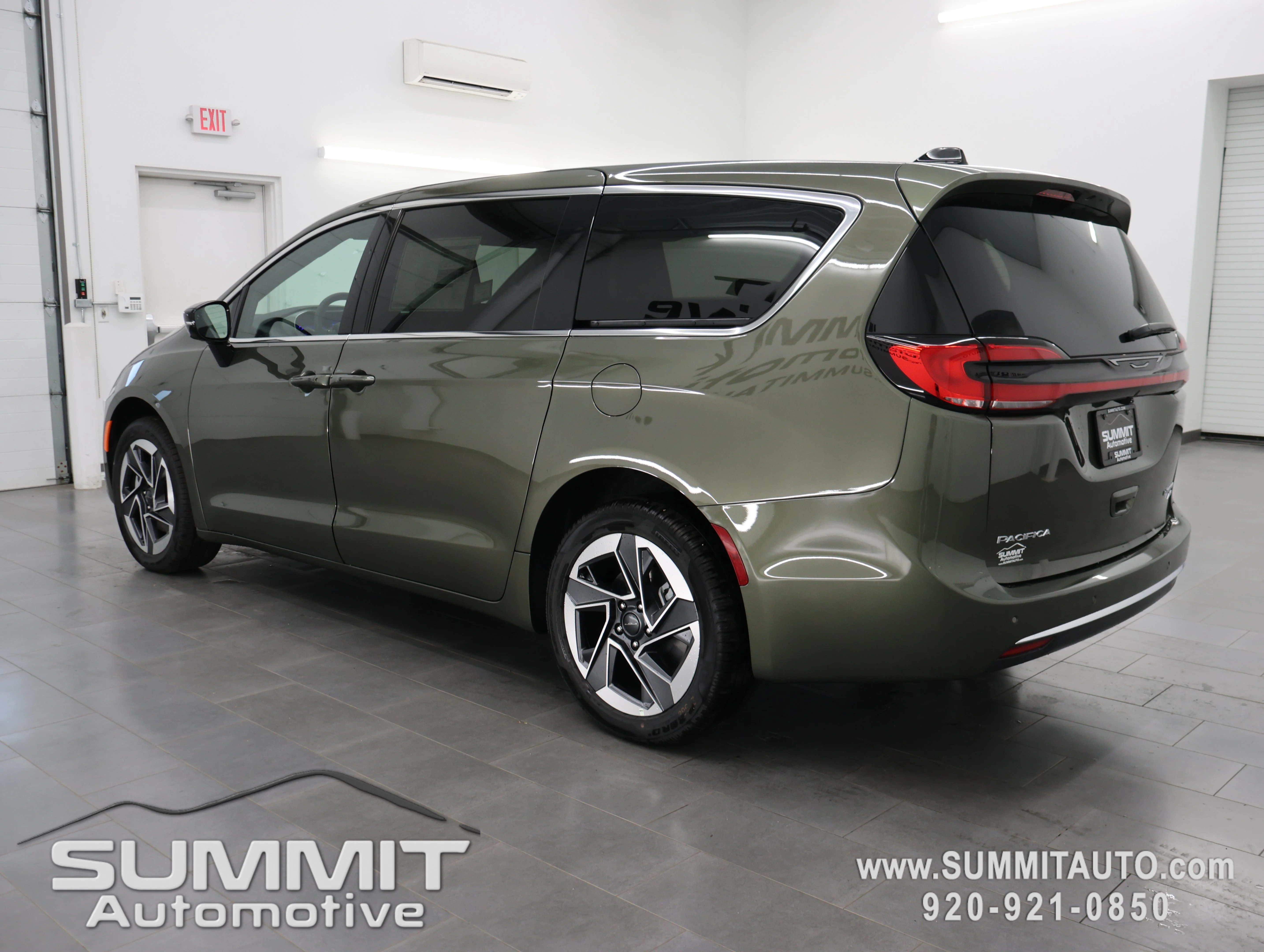 New 2027 Olive Green Pearl-Coat Exterior Paint Chrysler Limited image 6