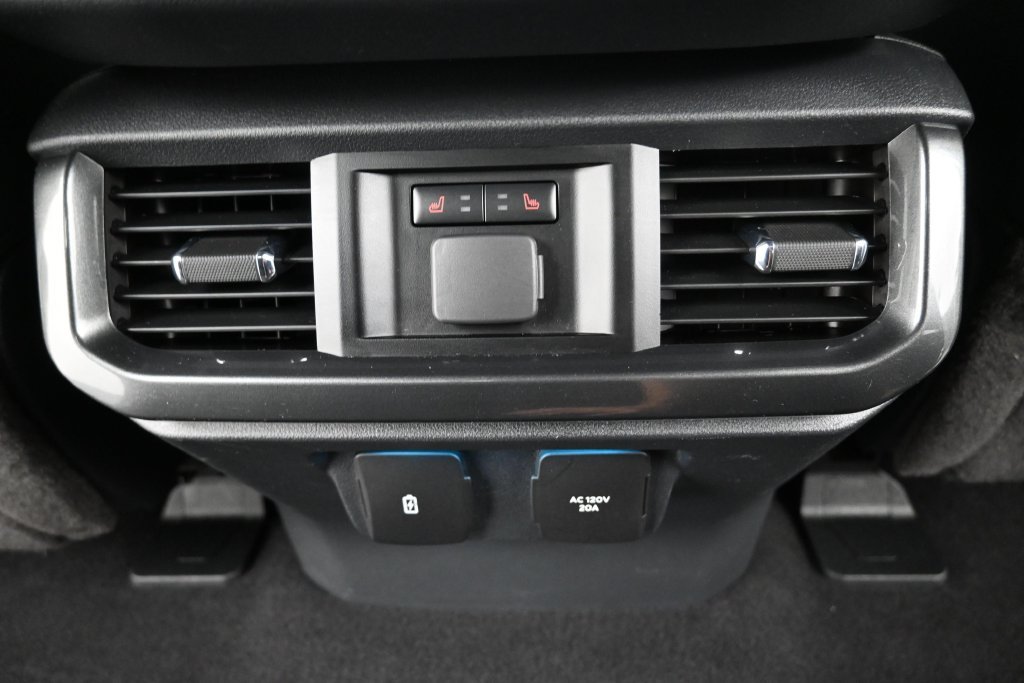 Used 2023 Gray Metallic Ford Lariat image 31