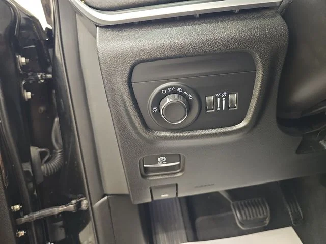 Used 2024 Diamond Black Jeep Altitude X image 34