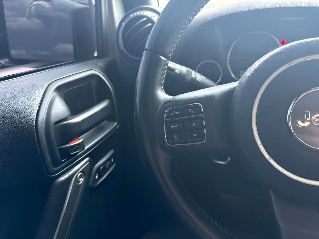 Used 2017  Jeep Sport image 13