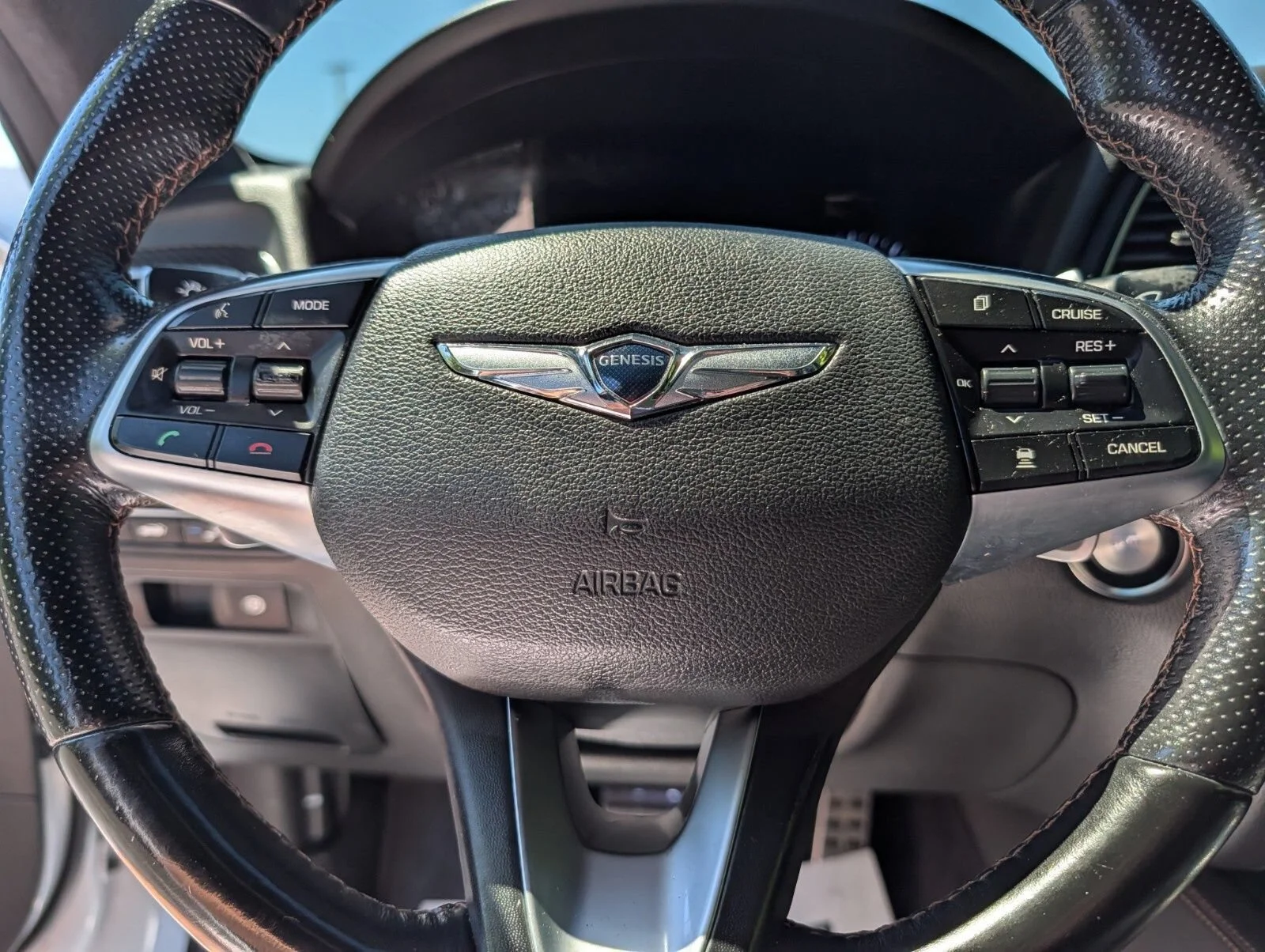 Used 2018 White Genesis 3.3T Sport image 31