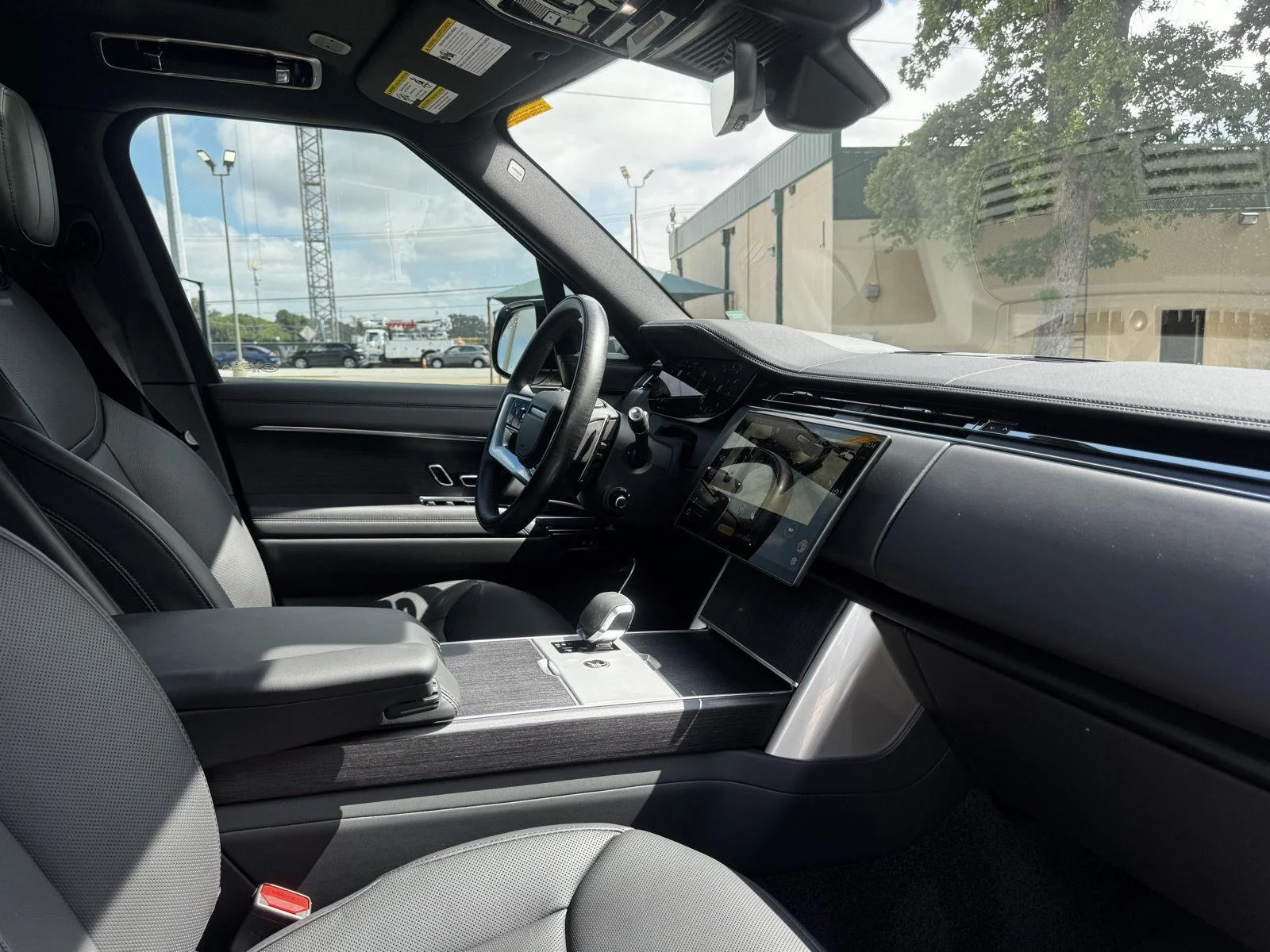 Used 2025 WHITE Land Rover SE image 13