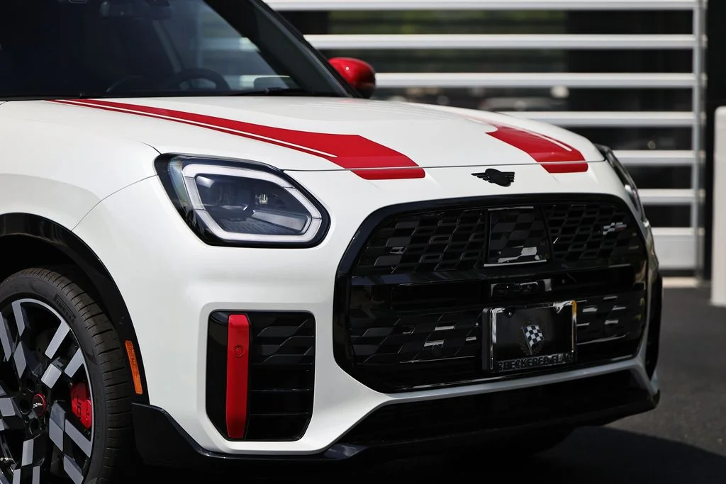 New 2027 White Metallic MINI Iconic image 2