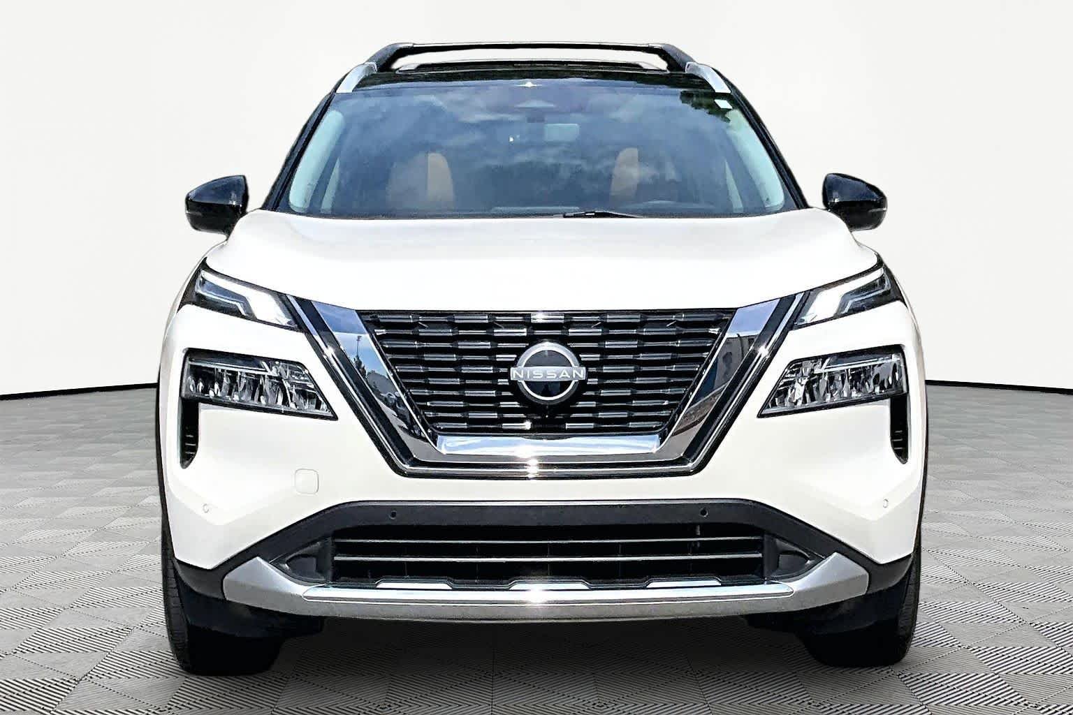 Used 2023 Pearl White Tricoat/Super Black Nissan Platinum image 4