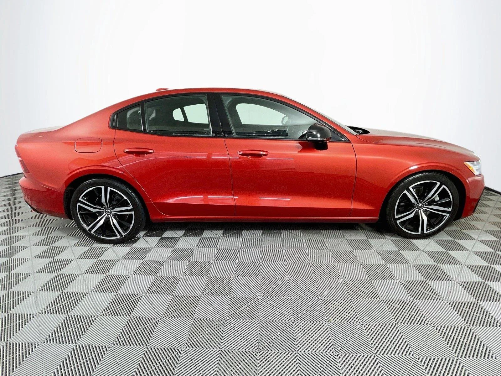 Used 2019 Fusion Red Metallic Volvo R-Design image 10