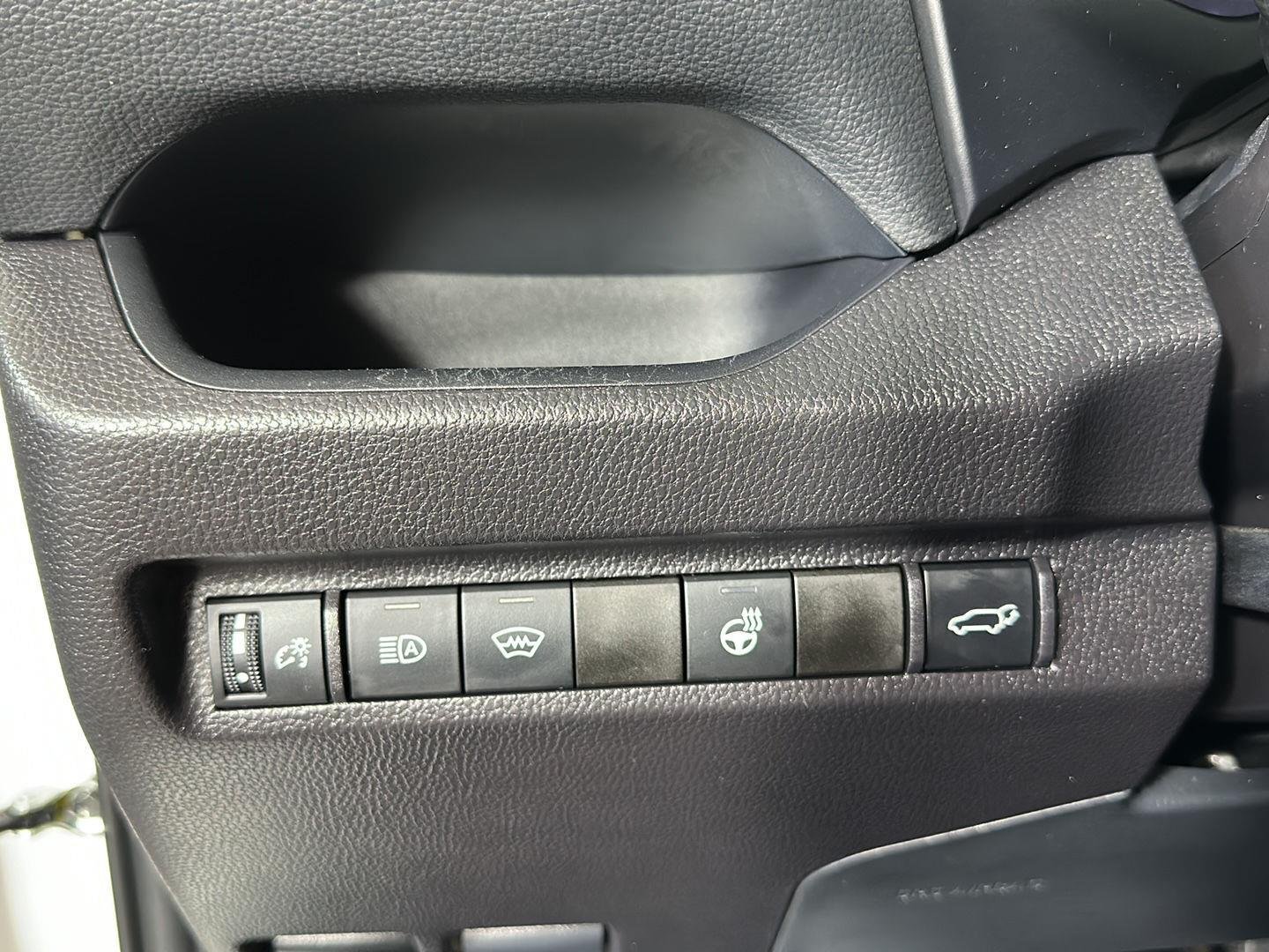 Used 2025 Ice Cap Toyota XLE image 9