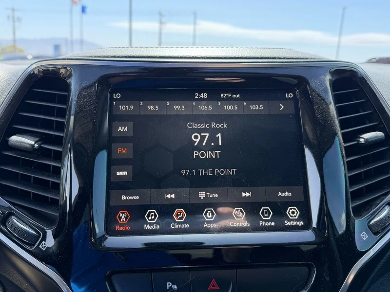 Used 2019 Diamond Black Cry Jeep Limited image 10