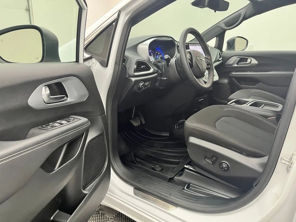 Used 2023 White Chrysler Touring image 16