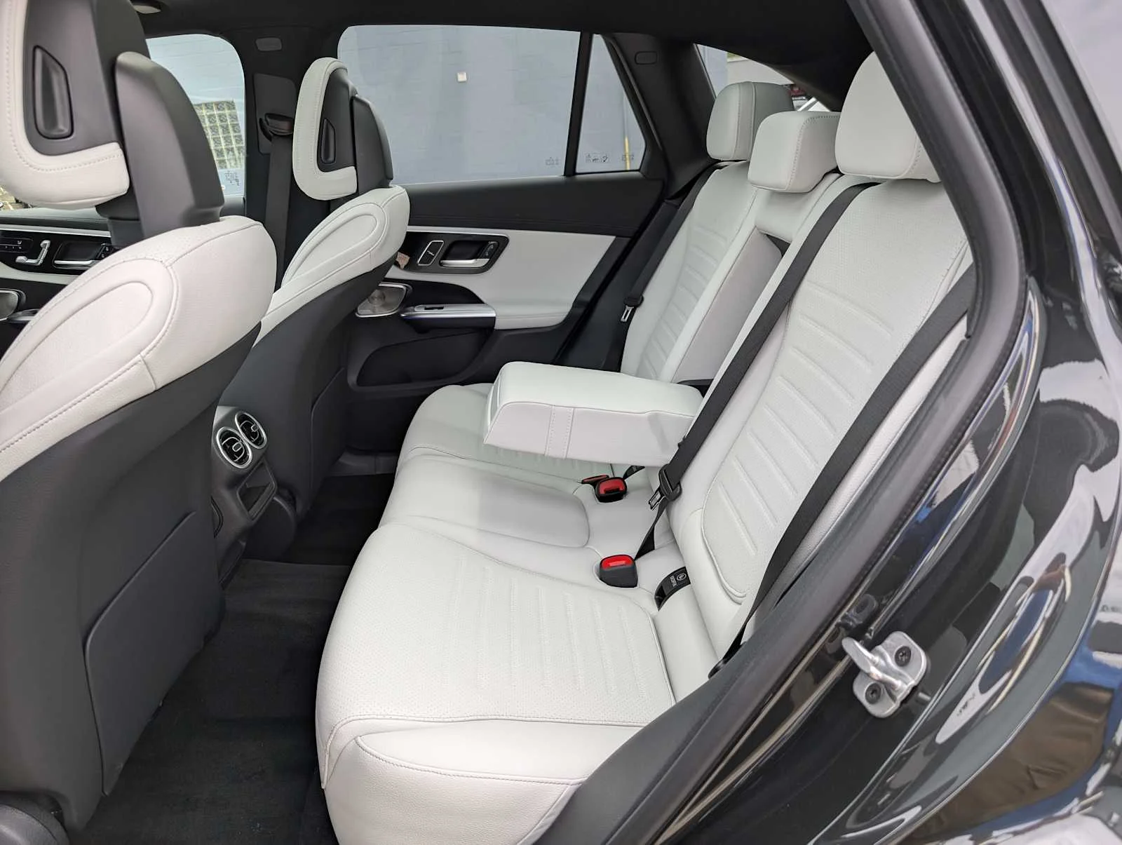 Used 2026 Graphite Grey Metallic Mercedes-Benz GLC 300 image 19